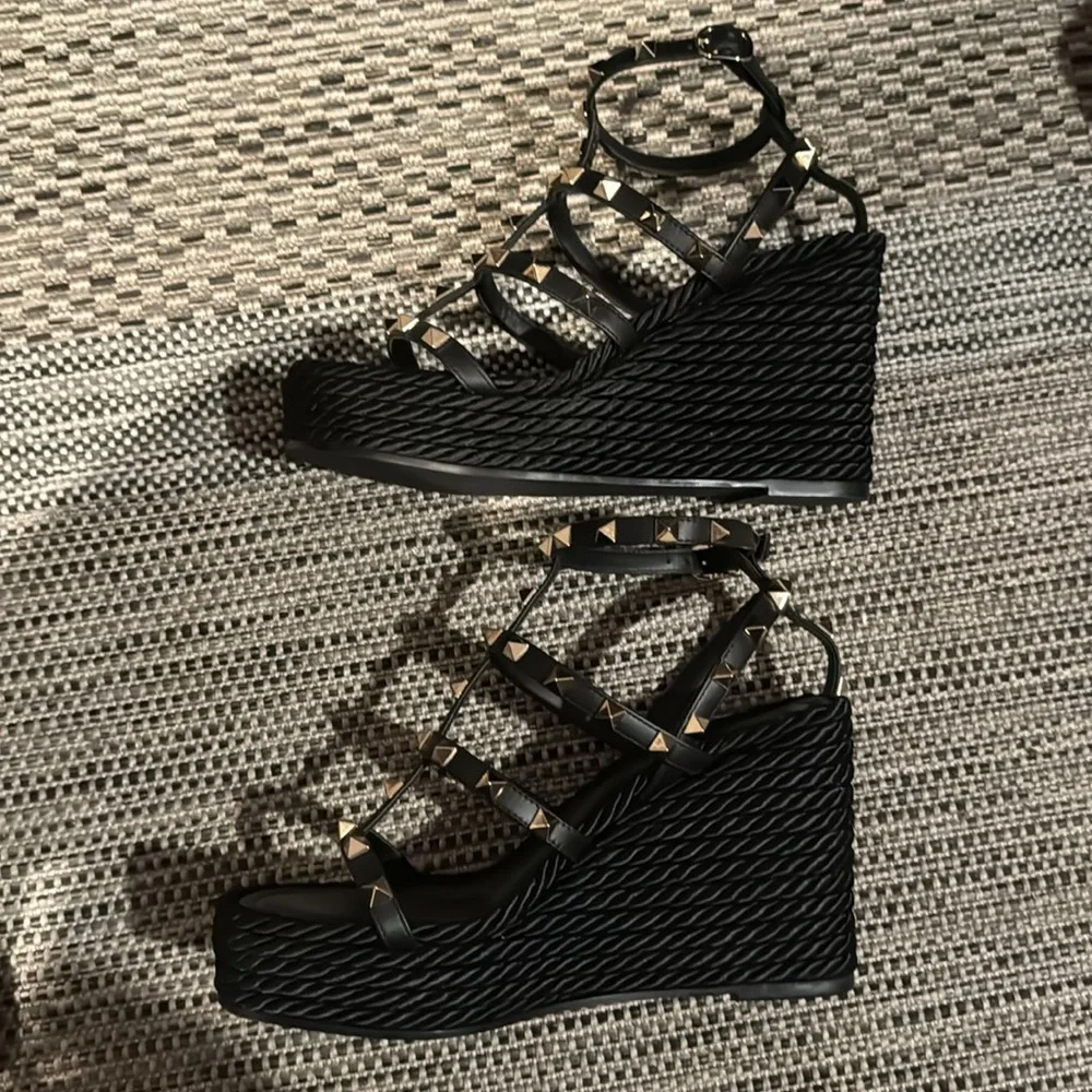 Valentino Garavani Rockstud NWOT ankle strap wedge sandal - Picture 12 of 16